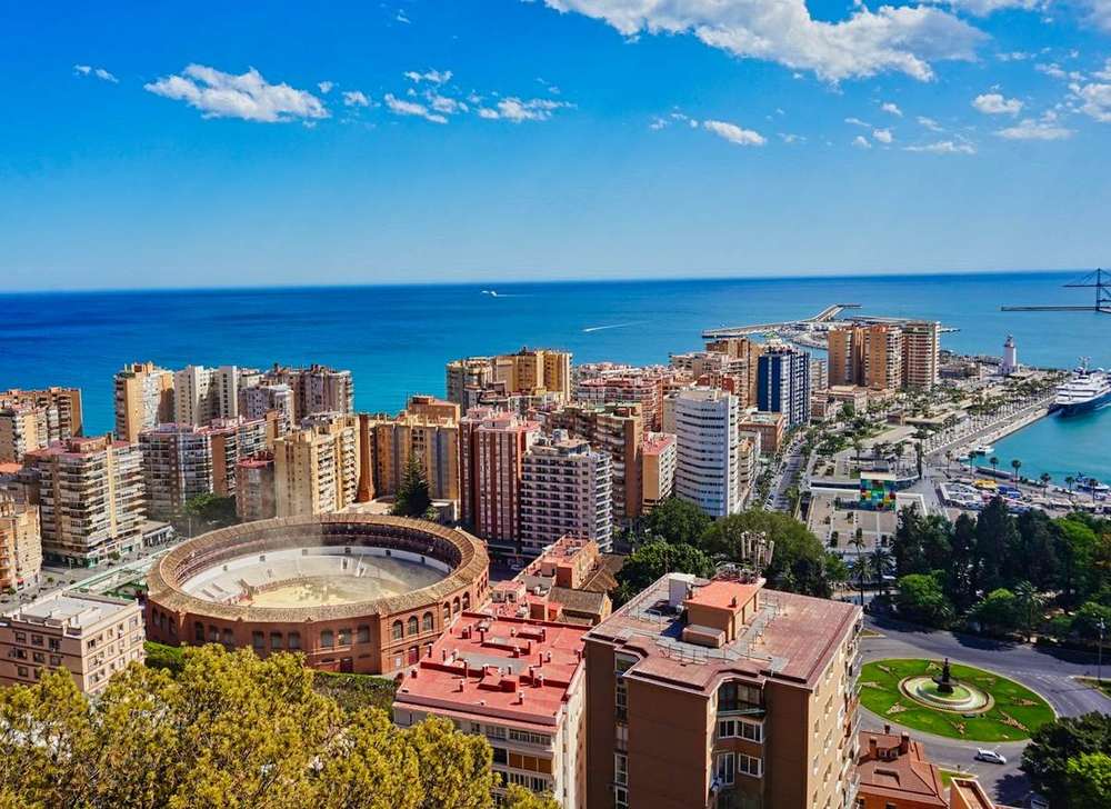 Vista de Málaga con el puerto y la Malagueta