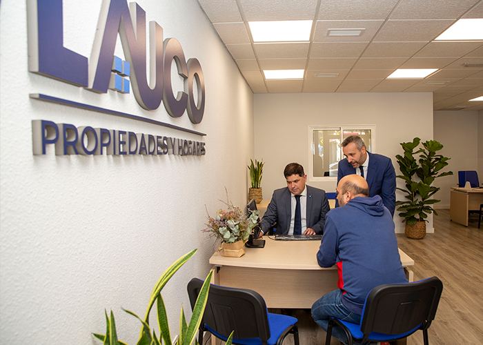 Reunión con clientes en la oficina de Lauco